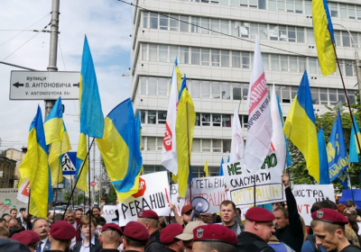 Националисты и сторонники Порошенко подрались под КС - ВИДЕО