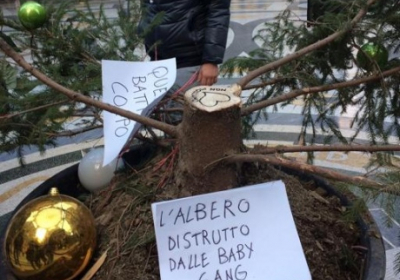 У найвідомішому торговому центрі Неаполя вкрали різдвяну ялинку