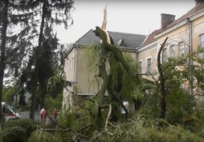 На Львовщине ураган оставил более 200 домов без крыш