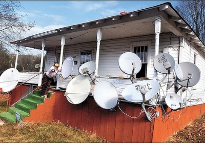 Украинцам хотят запретить самовольное установление спутниковых тарелок на жилых домах
