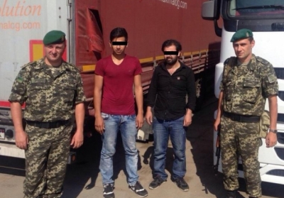 Пограничники Одесского отряда задержали нелегальных сирийцев, которые прятались в грузовике