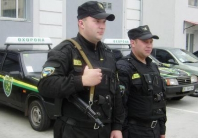 Азаров дозволив приватним охоронцям використовувати травматичну зброю та електрошокери