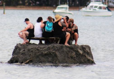 У Новій Зеландії жителі півострова, яким заборонили пити на Новий рік, збудували власний острів