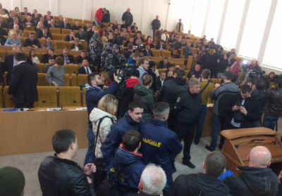 Националисты зашли в Николаевский облсовет и требуют отстранить Савченко