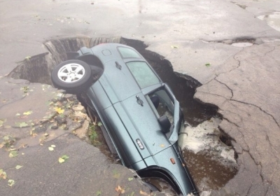 У Дніпропетровську злива: машина провалилася під асфальт і двоє постраждалих
