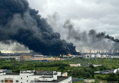 Українські дрони повторно атакували московський НПЗ: Зеленський прокоментував атаку