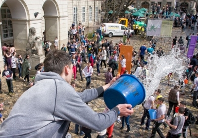Вода із відра: у Львові влаштували обливний понеділок