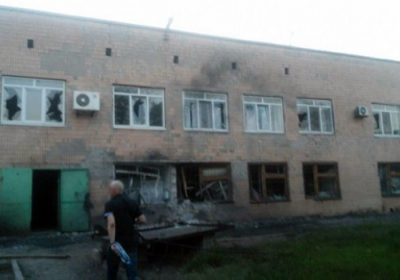 Боевики полчаса стреляли из артиллерии по поселку Сартана под Мариуполем, загорелись здания и техника