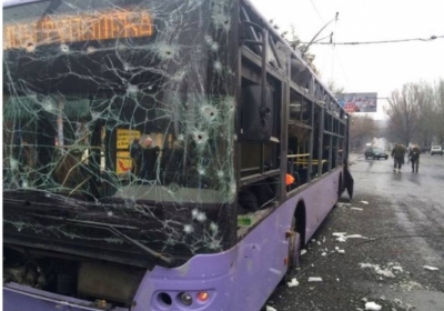 У Донецьку повідомили про загибель 7 людей через попадання снаряда в тролейбус, - фото, відео