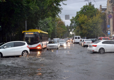 В Одесі через сильну зливу затопило вулиці, - ФОТО