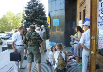 Анатолій Попов сперечається з мітингувальниками. Фото: od-news.com