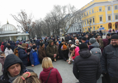 В Одессе сотни людей пришли на проплаченный митинг за несуществующего кандидата