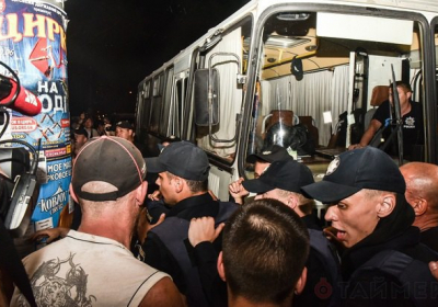 В Одессе между активистами, которые пытались сорвать концерт Билык, и полицией произошли столкновения