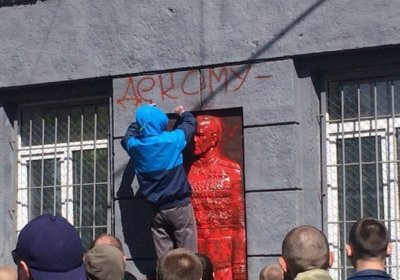 В Одессе облили краской мемориальную доску и повалили памятный знак Жукову