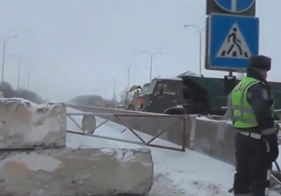 Параноя по-одеськи: трасу на Київ перекрили бетонними блоками, - відео