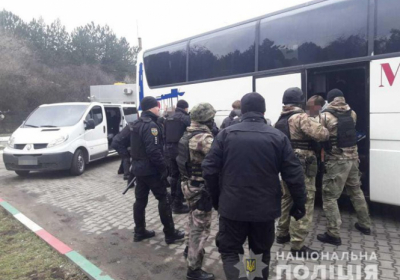 На в'їзді в Одесу поліція затримала автобуси з озброєними людьми, - ФОТО