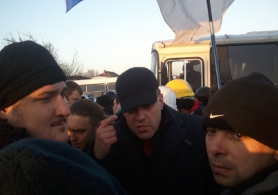Тягнибок з охоронцями заспокоюють Євромайдан: заради України треба жити, а не помирати