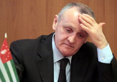 Президент Абхазии подал в отставку 