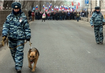 Співробітники поліції з собаками попереду колони прокремлівських активістів під час мітингу на підтримку етнічних росіян в Україні. Москва, 2 березня 2014 року. Фото: AFP