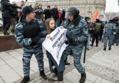 Поліцейські затримують протестувальників у центрі Москви, 2 березня 2014 року, під час несанкціонованого мітингу проти військових дій Росії в Криму. Фото: AFP