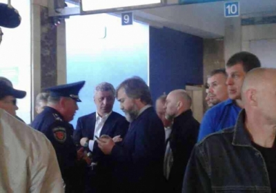 Активисты заблокировали Бойко и Новинского в аэропорту Одессы, - ФОТО