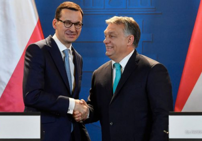 Матеуш Моравєцький та Віктор Орбан. Фото: PAP/EPA/Tibor Illyes