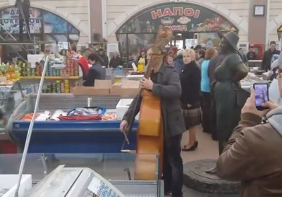 Оркестр филармонии устроил концерт среди рыбных рядов одесского рынка