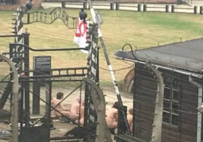 В Польше осудили участников акции, которые убили овцу у ворот Освенцима