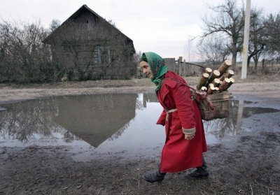Мешканка білоруського села Новосілки, розташованої відразу за 30-км. забороненою зоною навколо ЧАЕС, на знімку від 7 квітня 2006 . Фото: AFP