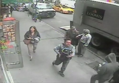 В Нью-Йорке из инкассаторской машины украли ведро с золотом