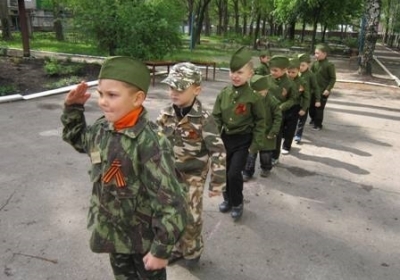 Ко Дню Победы в Горловке дошкольников одели в военную форму с георгиевскими лентами