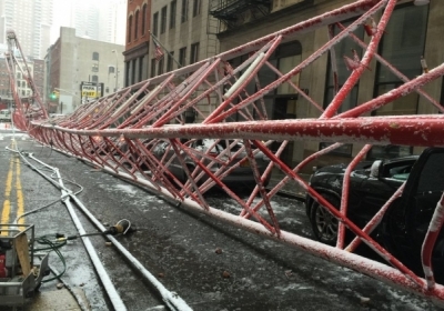Падение крана в Нью-Йорке. Фото: twitter.com/mashable