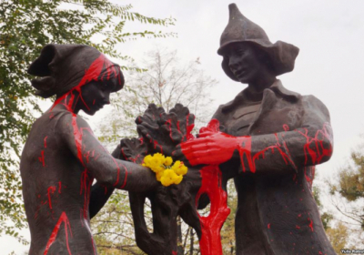 В Днепре неизвестные залили краской памятник комсомольцам