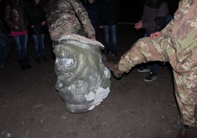 Поваленый памятник Петровскому. Фото: Facebook/Демид Губський