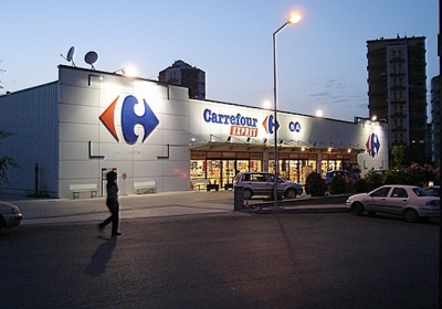 У Варшаві відкрили перший супермаркет на автозаправці
