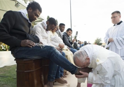 Папа Римський омив і поцілував ноги 11 мігрантам