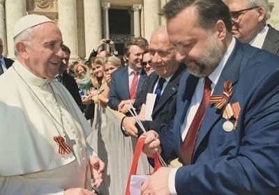 Папа Римський одягнув георгіївську стрічку