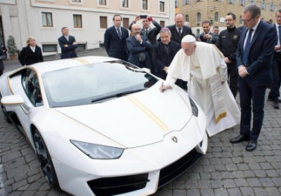 Папа Римский продаст на аукционе Lamborghini, который ему подарили