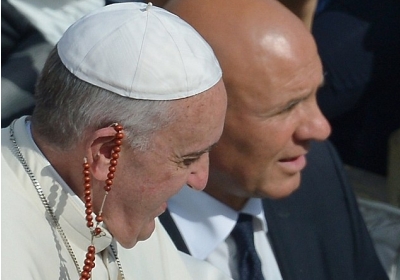 Папа Римський Франциск навіть зрадів подарункові. Фото: AFP