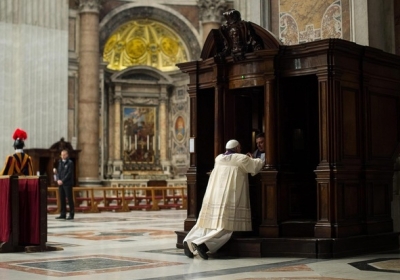 Папа Римський сповідався на публічній церемонії, - фото
