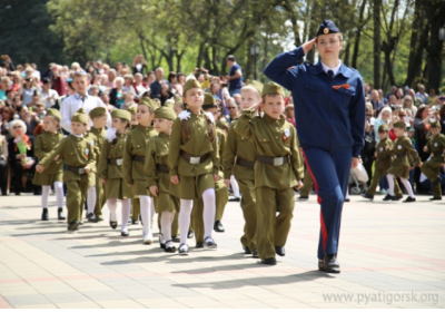В России детей из детсадов вывели на парад 