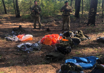 Пограничники обнаружили на границе с Россией десять пакетов с парашютами - ВИДЕО