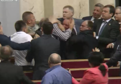 Парасюк с помощью кулаков пытался силой прервать выступление депутата от Опоблока