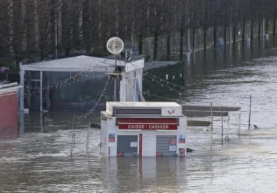 Повінь у Парижі: рівень води у Сені близький до позначки шість метрів