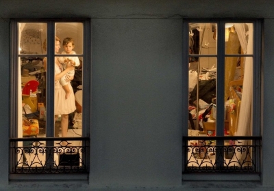 Окно: одинокие люди Парижа