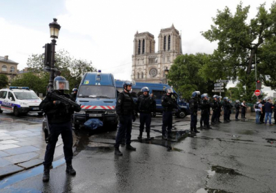Нападающий на полицейского в Париже кричал 