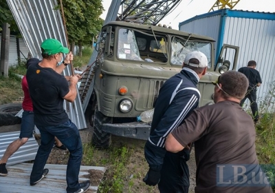 У Києві у Печерському районі зламали паркан незаконного будівництва 