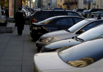 В Украине запретят временные автостоянки на тротуарах