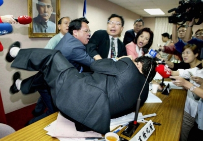 Законодавець опозиційної партії Чунг Шао-хо (угорі ліворуч) б