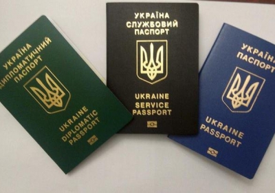 Климкин показал новые биометрические заграничные паспорта, - фото
